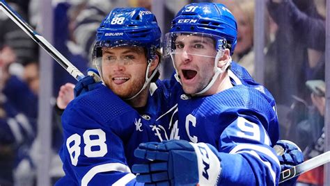 Maple Leafs bounce back, beat Lightning 7-2 to even series